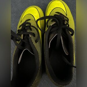 Awesome soccer cleats & color! Used short time before he grew out of the them.